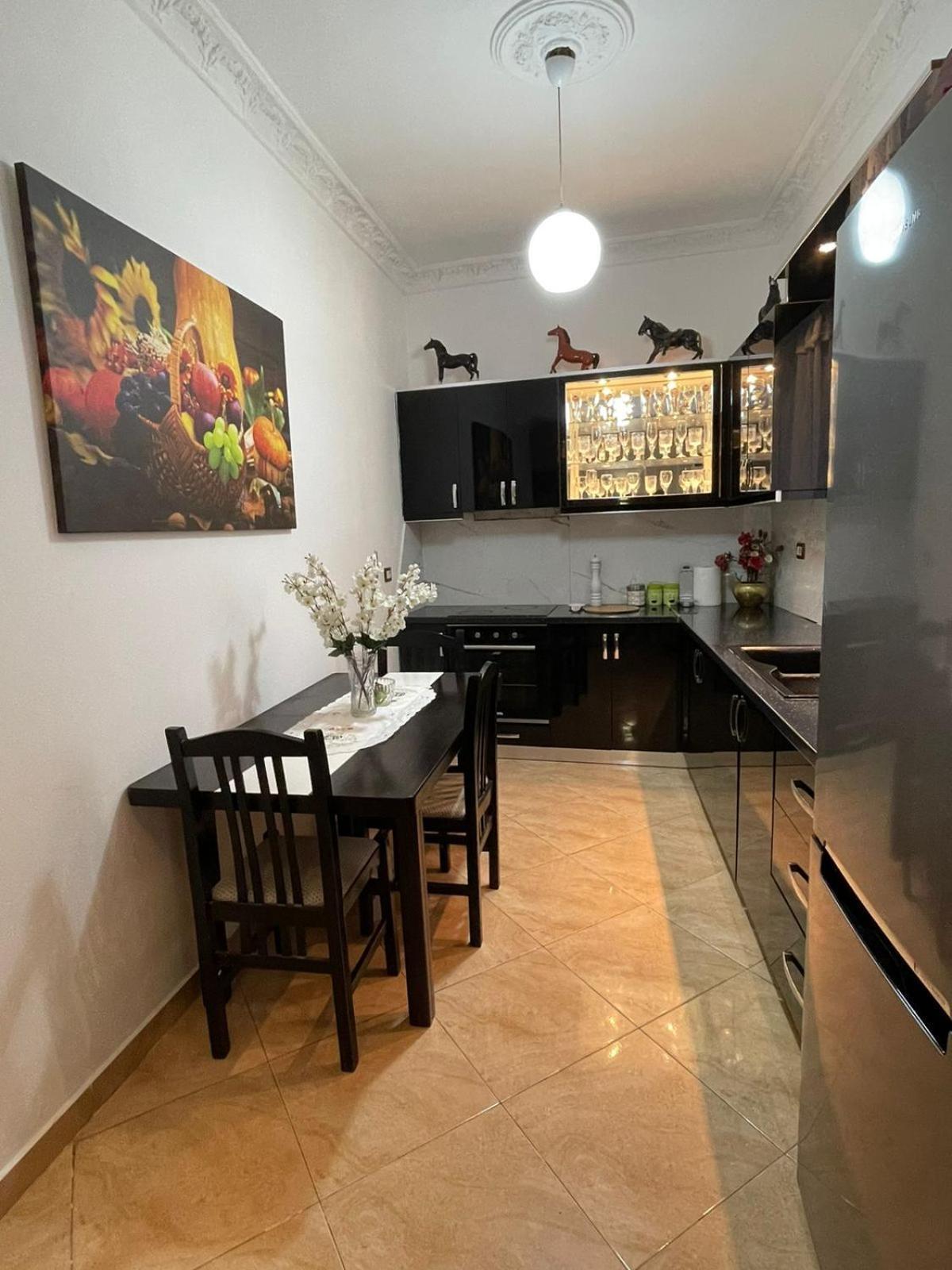 Anel'S Guesthouse Μπεράτ Εξωτερικό φωτογραφία