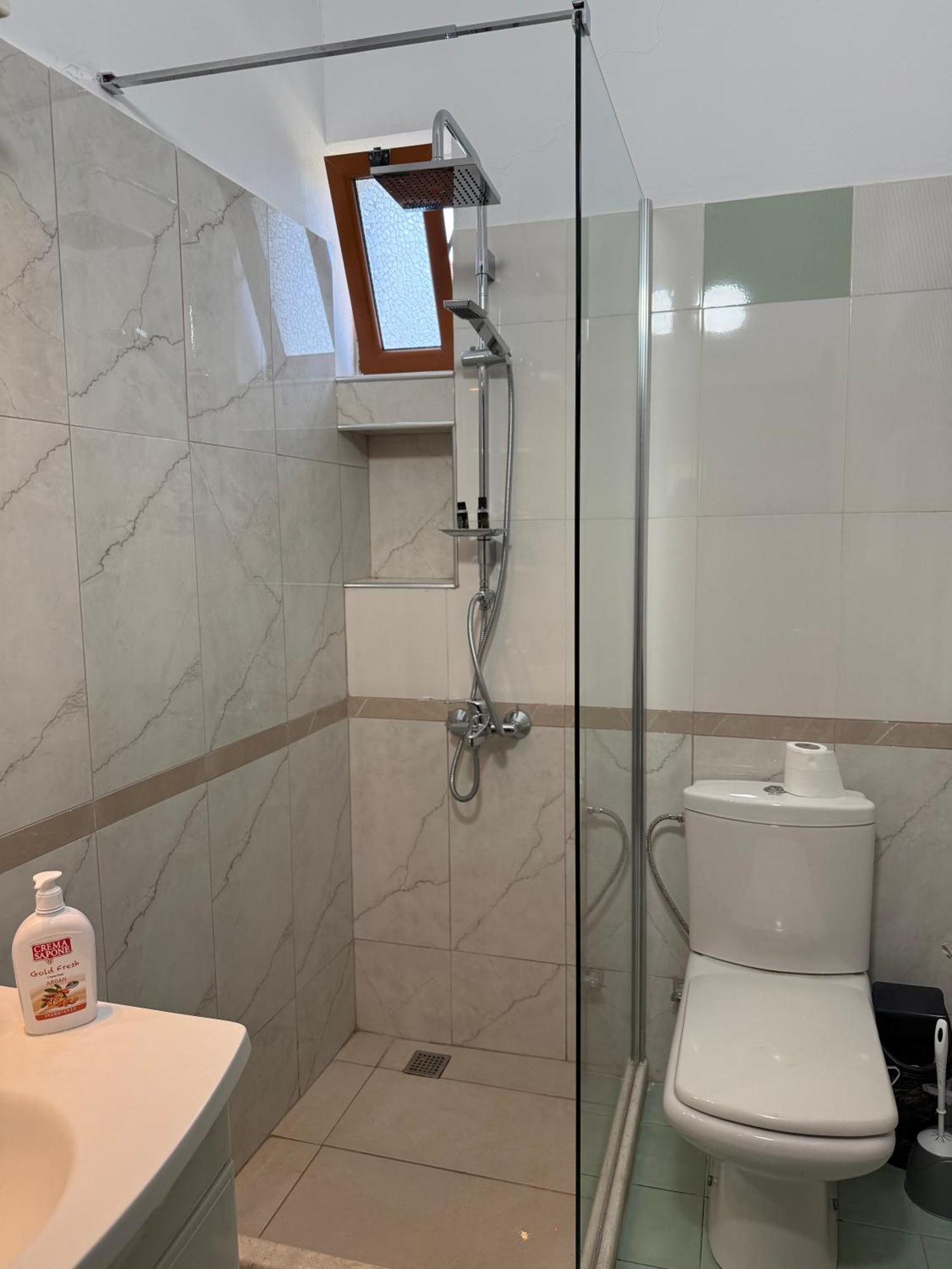 Anel'S Guesthouse Μπεράτ Εξωτερικό φωτογραφία