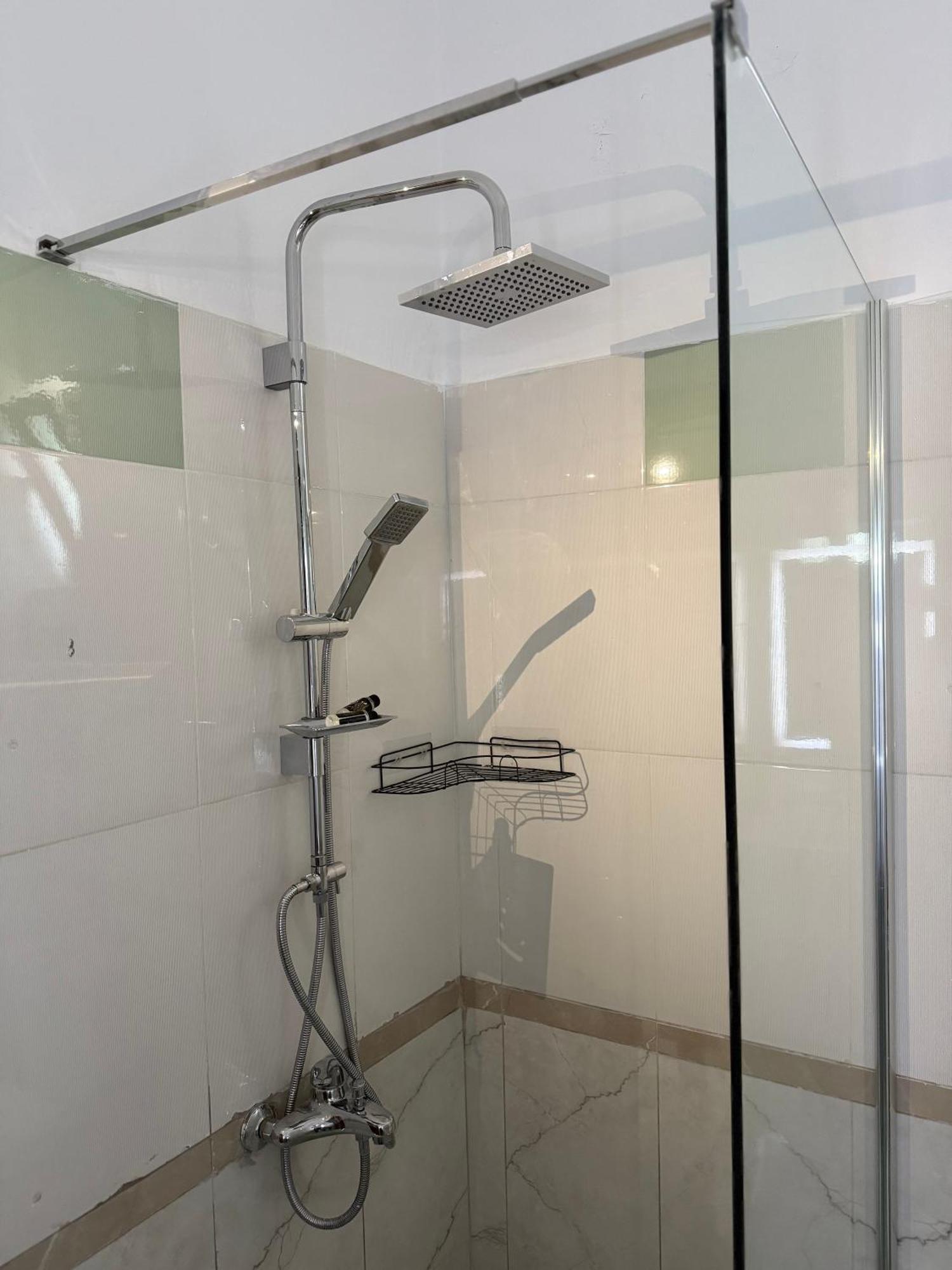 Anel'S Guesthouse Μπεράτ Εξωτερικό φωτογραφία