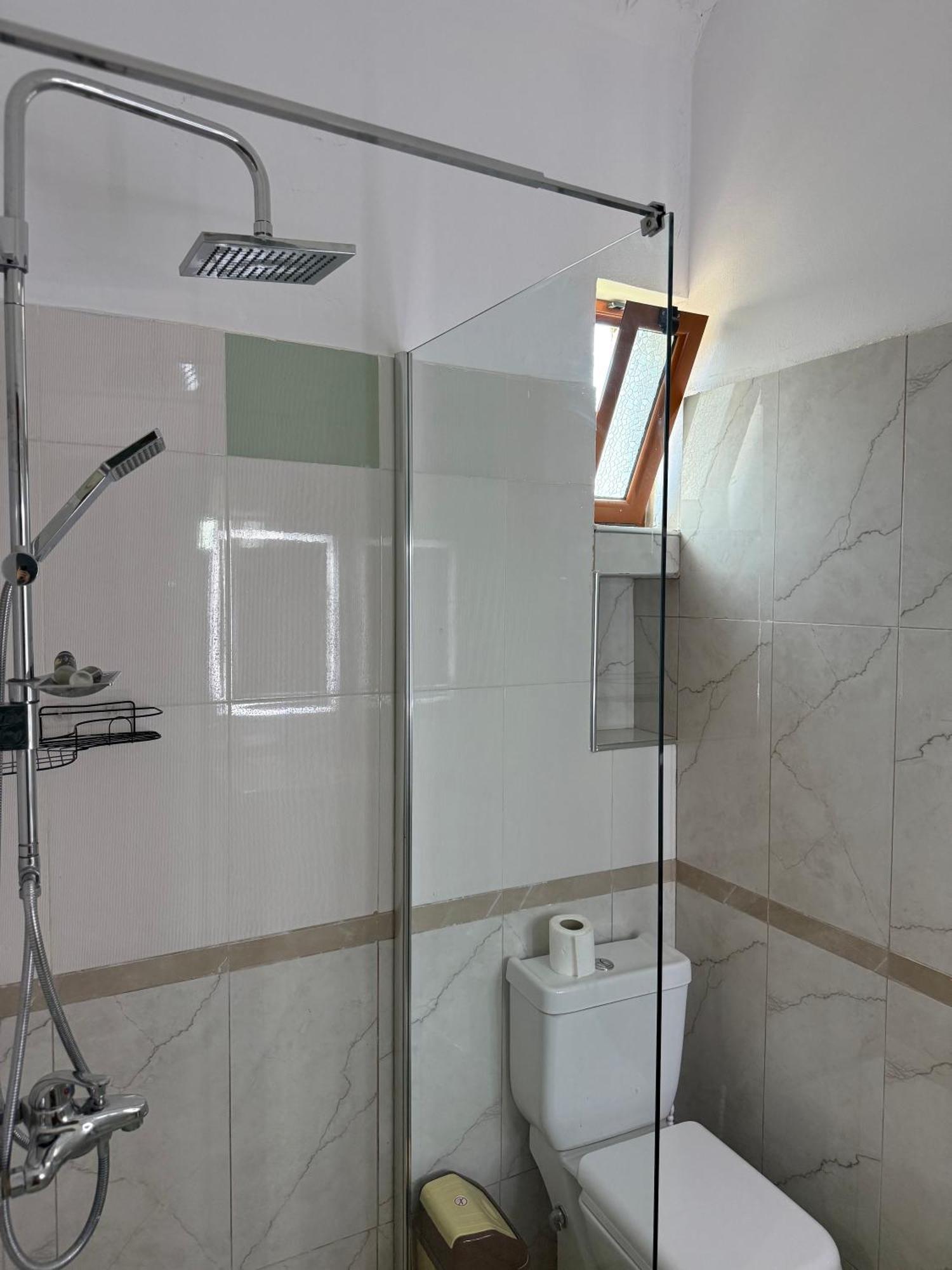 Anel'S Guesthouse Μπεράτ Εξωτερικό φωτογραφία